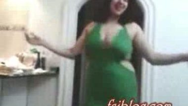 Gorgeous horny paki bhabi dancing front of cam