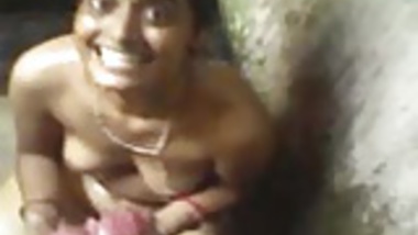 desi girl sucking when bathing and bf captured