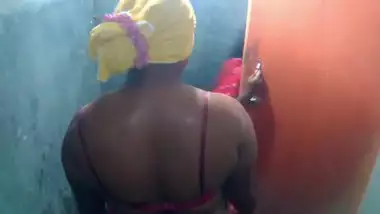 Desi house wife cauht by devar during bath