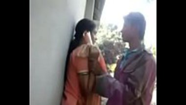 Sex MMS clip of a hot Bengali teen in outdoors