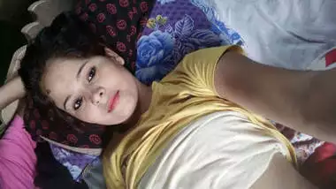 desi newly married aunty fingering her pussy