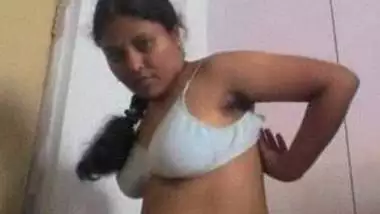 Indian bitch changing and exposing