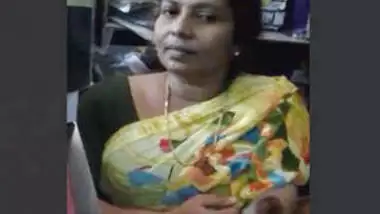 Indian bhabhi showing boob and pussy her friend at shop