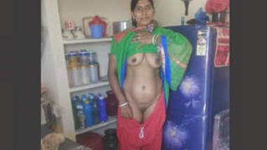 Sexy Telugu Aunty Rashma Strip her Cloths