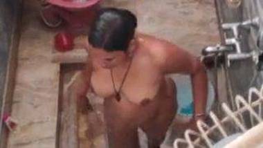Indian aunty spying bath video