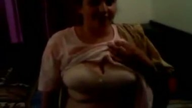 Indian xxx video of a horny aunty getting naughty with her young tenant