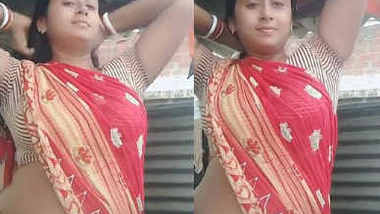 Homely Hot Aunty Navel Showing in Saree