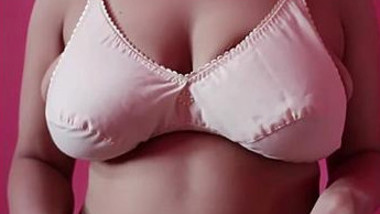 Indian woman puts bra on tits and films this porn-looking process