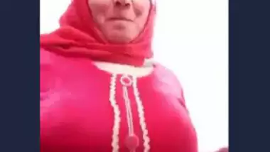 Paki hijabi bhabi fingering pussy and boobs show