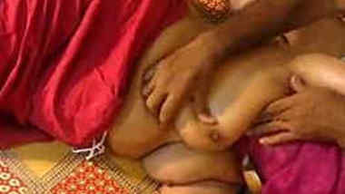 Indian likes the way XXX masseur touches and rubs her sex body parts