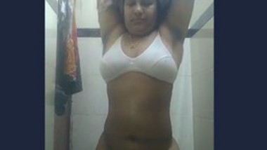Desi very hot bhabi showing her big boobs
