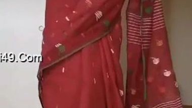 Red sari makes Indian mom look even more amazing when she moves body