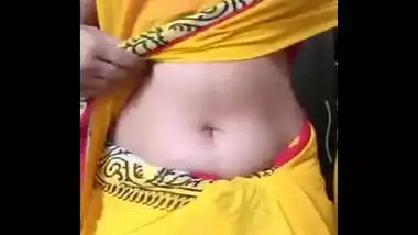 Bhabi show her big tits