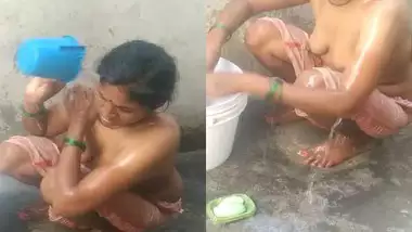 Desi Bhabhi topless bath video