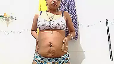 South Indian Bhabhi Dildoing Pussy With Brinjal