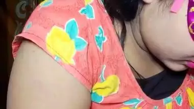 Raunchy and fatty Desi aunty showing pussy her lover on XXX WhatsApp