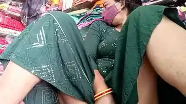 Kinky Indian salesgirl masturbation in the store! Desi mms video