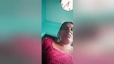 Today Exclusive-desi Mature Aunty Showing Her Boobs On Video Call Part 1