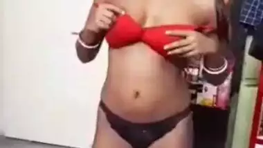 Bengali Desi babe pulls red bra down to expose dark nipples in XXX clip