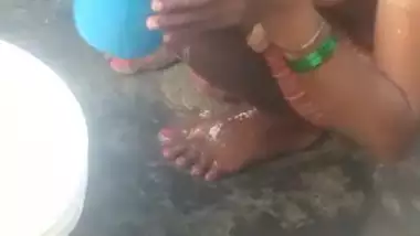 Desi Bhabhi bathing