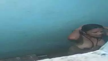 bhabhi bathing capture by neighbour