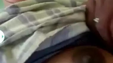 Bhabhi showing to lover
