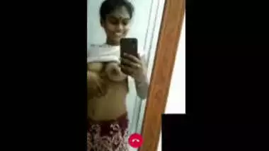 Desi girl Shows Her Boobs