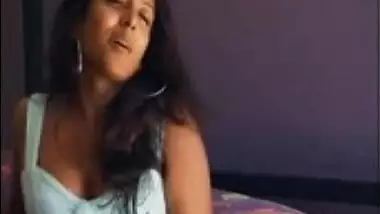 Indian-origin slut masturbates on camera