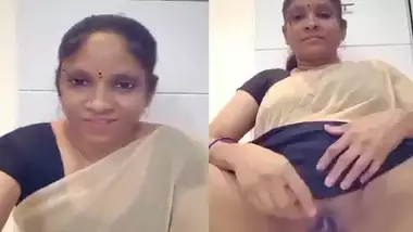 Kochi mallu aunty lifting saree pussy showing
