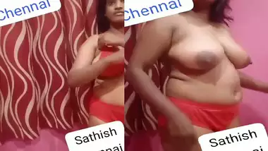 Chennai slut huge boobs show to customer