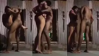 Daring standing Indian xxx video of a desi couple