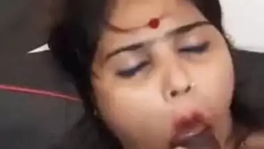 Horny Desi XXX bitch have a hardcore oral sex on camera MMS