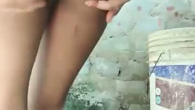 Sexy village girl shoots her nude MMS for fun