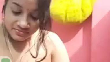 Bhabhi opens blouse and sits naked for fingering