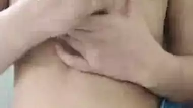 Horny Desi girl crushing boobs after bath MMS selfie video