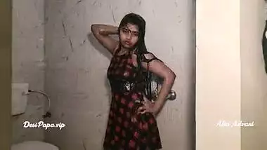 desi college girl alia advani taking shower