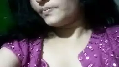 Indian girlfriend boobs show viral topless clip