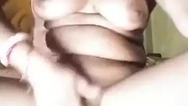 Chubby Bengali Bhabhi fingering pussy on cam