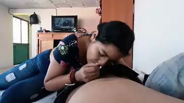 A foreign man gets a blowjob from an Indian maid in NRI porn