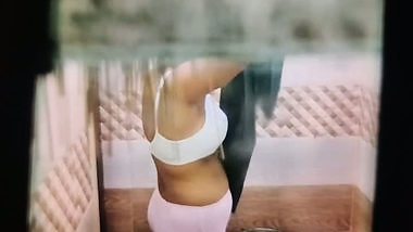 Neighbor peeps bhabhi bathing through window