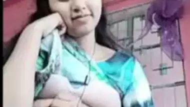 Cute Bengali Desi XXX girl showing her boobs on video call