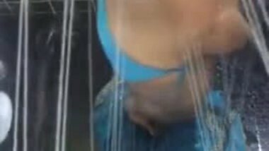 hot bhabhi showering in saree