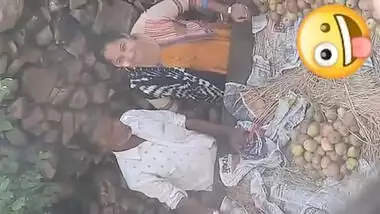 Aunty Giving handjob to apple street seller