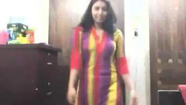 Indian Punjabi girl home made strip tease mms sex scandal