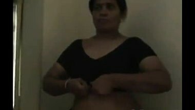 Indian aunty flashing breasts in free porn tube