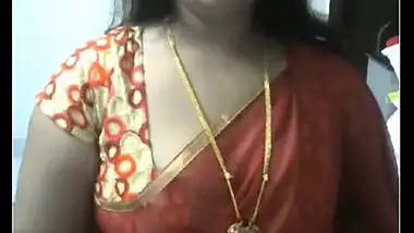 Desi Indian bhabhi exposing large tits for u!
