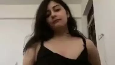 Pakistani sex MMS of a hot girl exposing her big milk tanks