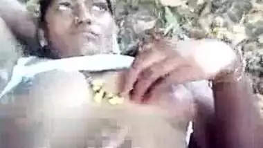 Sexy Tamil wife pussy fingering outdoors MMS sex video