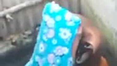 neighbor girl bathing2