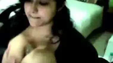 Teen Girlfriend From Mumbai Plays With Herself During Sexchat